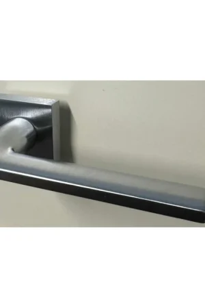 MANIGLIA MILLY ROSETTA E BOCCHETTA QUADRA CHIAVE CROMO SATINATO Esclusivo